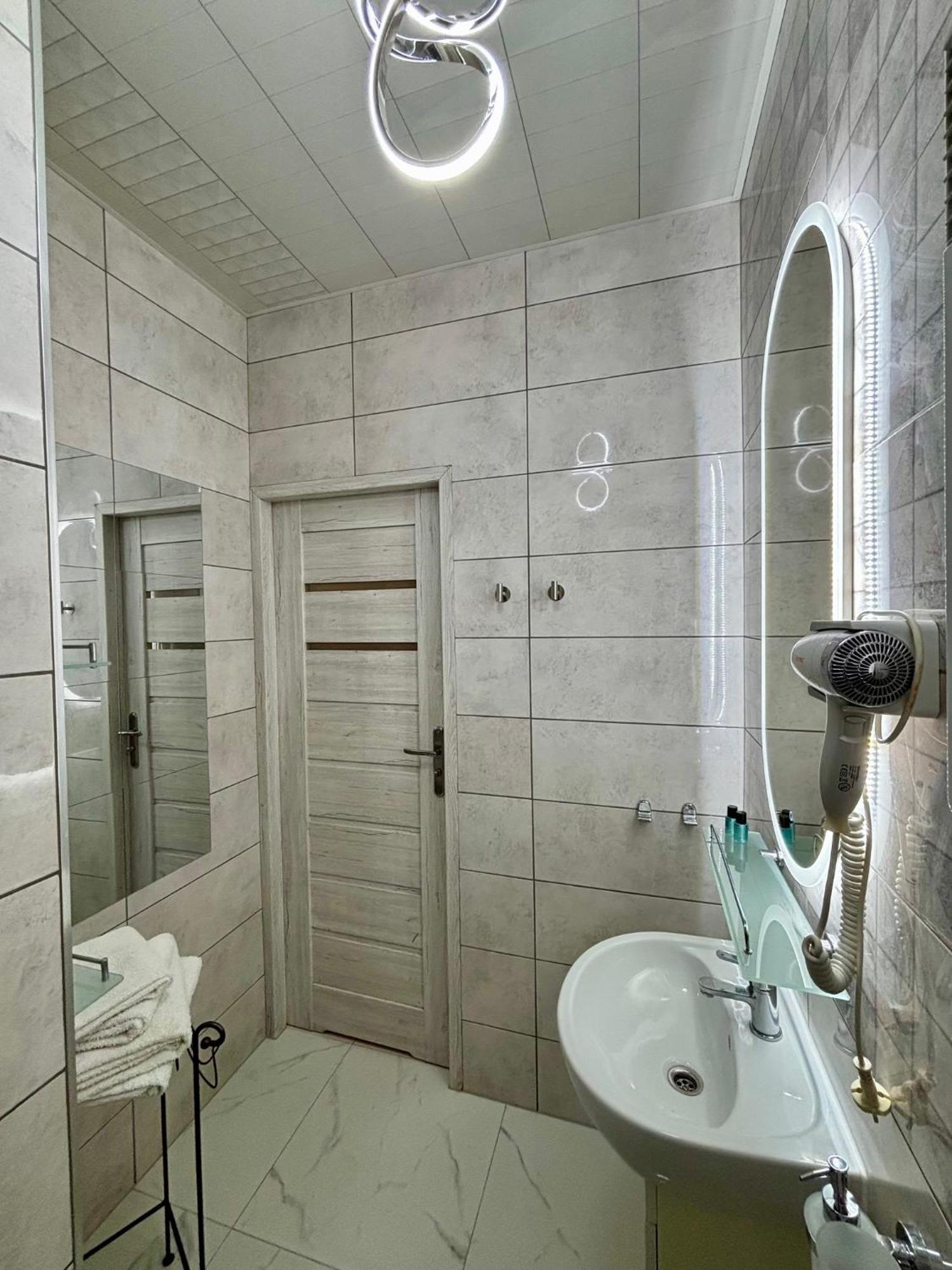 Apartament "Love Island" Jacuzzi Spa Z Duza Wanna Z Hydromasazem Dla Dwojga Gniezno Exterior foto